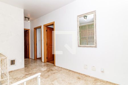 Casa de condomínio à venda com 250m², 4 quartos e 4 vagas Casa de condomínio à venda com 250m², 4 quartos e 4 vagasEscada