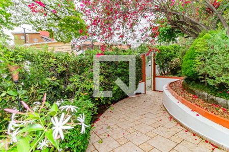 Casa de condomínio à venda com 250m², 4 quartos e 4 vagas Casa de condomínio à venda com 250m², 4 quartos e 4 vagasJardim / Entrada