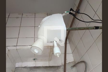 Apartamento à venda com 135m², 4 quartos e sem vaga Apartamento à venda com 135m², 4 quartos e sem vagaBanheiro da área de serviço - chuveiro elétrico