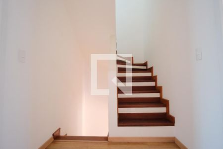 Casa de condomínio à venda com 159m², 2 quartos e 2 vagasEscada