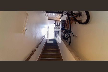 Casa à venda com 200m², 4 quartos e 2 vagas Casa à venda com 200m², 4 quartos e 2 vagasEscada