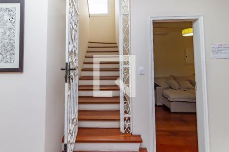 Casa à venda com 390m², 4 quartos e 2 vagasEscada