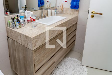 Casa à venda com 390m², 4 quartos e 2 vagasBanheiro da Suíte