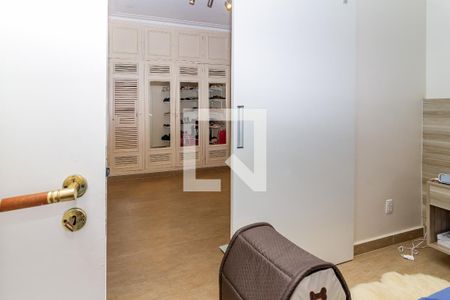 Casa à venda com 390m², 4 quartos e 2 vagasSuíte