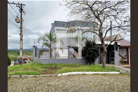 Casa à venda com 142m², 3 quartos e 2 vagas Casa à venda com 142m², 3 quartos e 2 vagasFachada