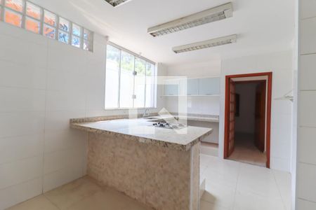 Casa à venda com 250m², 3 quartos e 5 vagas Casa à venda com 250m², 3 quartos e 5 vagasCozinha e Área de Serviço