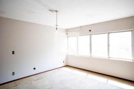 Casa à venda com 780m², 6 quartos e 5 vagas Casa à venda com 780m², 6 quartos e 5 vagasQuarto