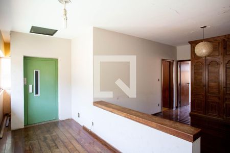 Casa à venda com 780m², 6 quartos e 5 vagas Casa à venda com 780m², 6 quartos e 5 vagasCorredor