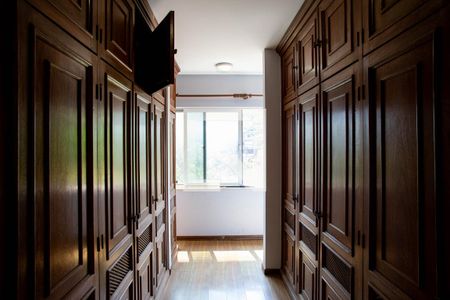 Casa à venda com 780m², 6 quartos e 5 vagas Casa à venda com 780m², 6 quartos e 5 vagasCloset da suíte