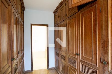 Casa à venda com 780m², 6 quartos e 5 vagas Casa à venda com 780m², 6 quartos e 5 vagasCloset da suíte