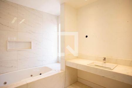 Casa à venda com 780m², 6 quartos e 5 vagas Casa à venda com 780m², 6 quartos e 5 vagasBanheiro da Suíte