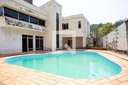 Casa à venda com 780m², 6 quartos e 5 vagas Casa à venda com 780m², 6 quartos e 5 vagasPiscina