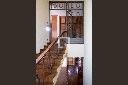 Casa à venda com 780m², 6 quartos e 5 vagas Casa à venda com 780m², 6 quartos e 5 vagasEscada