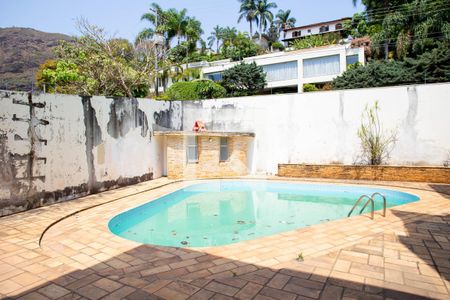 Casa à venda com 780m², 6 quartos e 5 vagas Casa à venda com 780m², 6 quartos e 5 vagasPiscina
