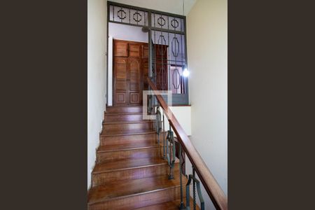 Casa à venda com 780m², 6 quartos e 5 vagas Casa à venda com 780m², 6 quartos e 5 vagasEscada