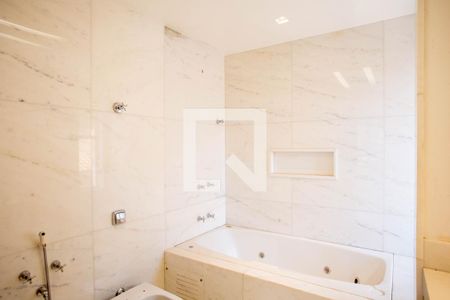 Casa à venda com 780m², 6 quartos e 5 vagas Casa à venda com 780m², 6 quartos e 5 vagasBanheiro da Suíte