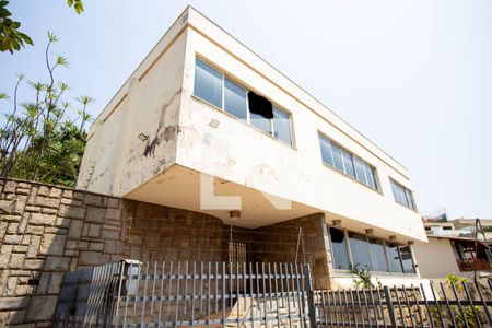 Casa à venda com 780m², 6 quartos e 5 vagas Casa à venda com 780m², 6 quartos e 5 vagasFachada