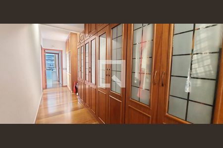 Apartamento à venda com 370m², 5 quartos e 8 vagas Apartamento à venda com 370m², 5 quartos e 8 vagasCorredor Quartos