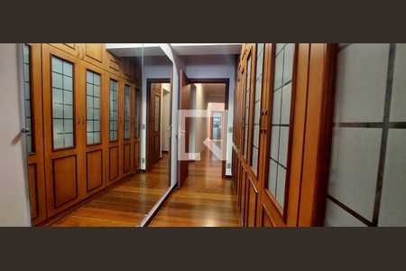 Apartamento à venda com 370m², 5 quartos e 8 vagas Apartamento à venda com 370m², 5 quartos e 8 vagasCorredor Quartos