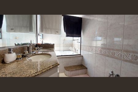 Apartamento à venda com 370m², 5 quartos e 8 vagas Apartamento à venda com 370m², 5 quartos e 8 vagasBanheiro Quarto 3 suíte