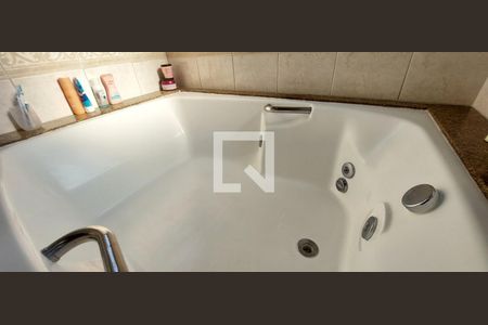 Apartamento à venda com 370m², 5 quartos e 8 vagas Apartamento à venda com 370m², 5 quartos e 8 vagasBanheiro Quarto 3 suíte