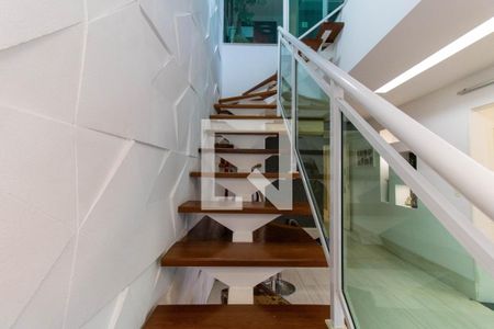 Apartamento à venda com 275m², 3 quartos e 3 vagas Apartamento à venda com 275m², 3 quartos e 3 vagasEscada