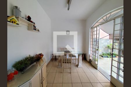 Casa à venda com 485m², 4 quartos e 4 vagas Casa à venda com 485m², 4 quartos e 4 vagasCozinha