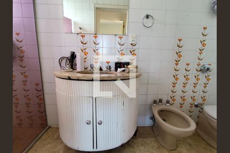 Casa à venda com 485m², 4 quartos e 4 vagas Casa à venda com 485m², 4 quartos e 4 vagasBanheiro da Suíte