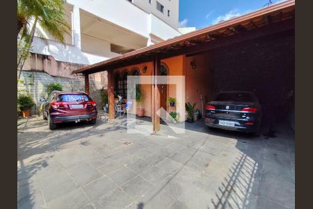 Casa à venda com 485m², 4 quartos e 4 vagas Casa à venda com 485m², 4 quartos e 4 vagasFachada