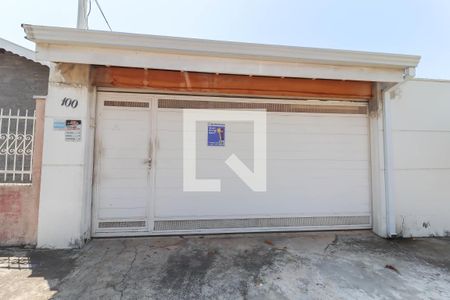 Casa à venda com 250m², 3 quartos e 3 vagas Casa à venda com 250m², 3 quartos e 3 vagasFachada