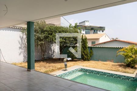Casa à venda com 271m², 4 quartos e 3 vagas Casa à venda com 271m², 4 quartos e 3 vagasPiscina