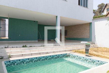 Casa à venda com 271m², 4 quartos e 3 vagas Casa à venda com 271m², 4 quartos e 3 vagasPiscina