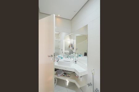 Casa à venda com 701m², 4 quartos e 5 vagasBanheiro da Suíte 1