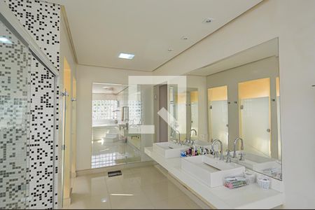 Casa à venda com 701m², 4 quartos e 5 vagasBanheiro da Suíte