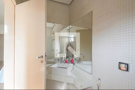 Casa à venda com 701m², 4 quartos e 5 vagasBanheiro da Suíte 2