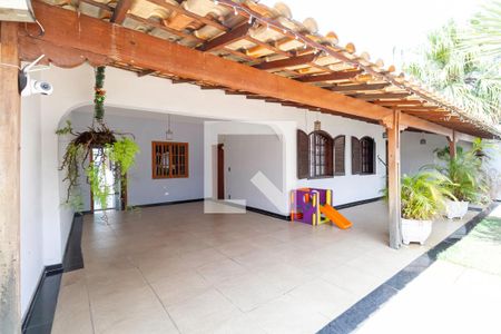 Casa à venda com 256m², 4 quartos e 4 vagas Casa à venda com 256m², 4 quartos e 4 vagasFachada