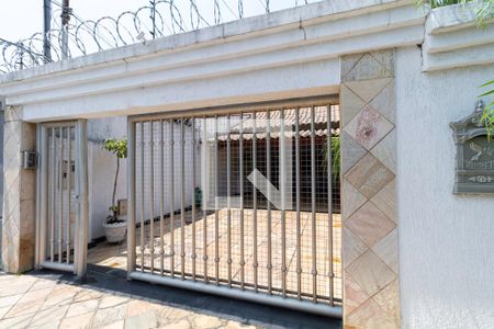 Casa à venda com 256m², 4 quartos e 4 vagas Casa à venda com 256m², 4 quartos e 4 vagasFachada