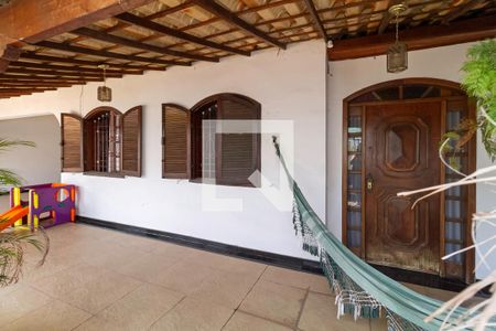 Casa à venda com 256m², 4 quartos e 4 vagas Casa à venda com 256m², 4 quartos e 4 vagasVaranda