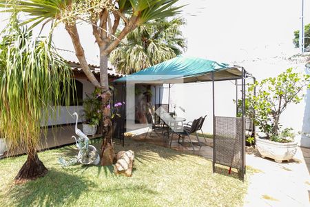 Casa à venda com 256m², 4 quartos e 4 vagas Casa à venda com 256m², 4 quartos e 4 vagasJardim