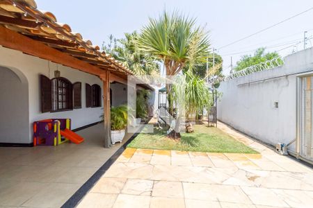 Casa à venda com 256m², 4 quartos e 4 vagas Casa à venda com 256m², 4 quartos e 4 vagasFachada