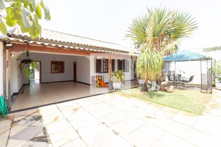 Casa à venda com 256m², 4 quartos e 4 vagas Casa à venda com 256m², 4 quartos e 4 vagasFachada