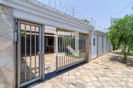 Casa à venda com 256m², 4 quartos e 4 vagas Casa à venda com 256m², 4 quartos e 4 vagasFachada