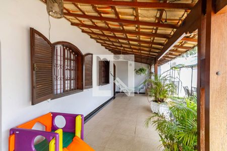 Casa à venda com 256m², 4 quartos e 4 vagas Casa à venda com 256m², 4 quartos e 4 vagasVaranda
