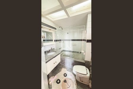 Apartamento à venda com 150m², 3 quartos e 2 vagas Apartamento à venda com 150m², 3 quartos e 2 vagasBanheiro da Suíte 1