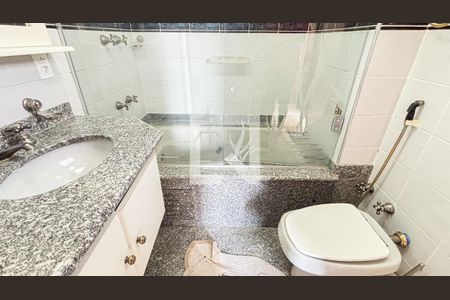 Apartamento à venda com 150m², 3 quartos e 2 vagas Apartamento à venda com 150m², 3 quartos e 2 vagasBanheiro da Suíte 1