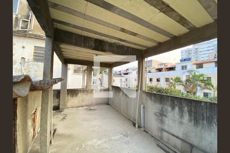 Casa à venda com 200m², 6 quartos e 3 vagas Casa à venda com 200m², 6 quartos e 3 vagasTerraço