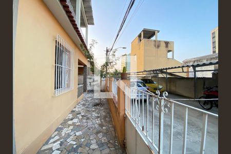 Casa à venda com 200m², 6 quartos e 3 vagas Casa à venda com 200m², 6 quartos e 3 vagasFrente