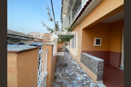 Casa à venda com 200m², 6 quartos e 3 vagas Casa à venda com 200m², 6 quartos e 3 vagasFrente