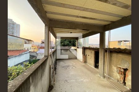 Casa à venda com 200m², 6 quartos e 3 vagas Casa à venda com 200m², 6 quartos e 3 vagasTerraço