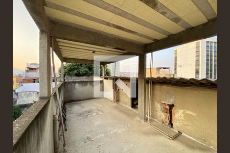 Casa à venda com 200m², 6 quartos e 3 vagas Casa à venda com 200m², 6 quartos e 3 vagasTerraço